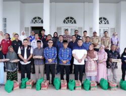 j. Bupati Takalar dampingi Pj. Gubernur Sulsel Serahkan Bantuan Korban Banjir