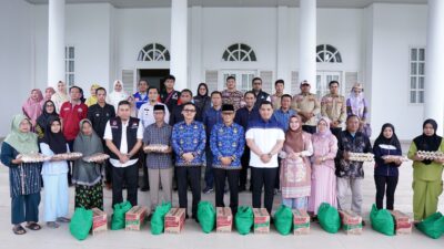 j. Bupati Takalar dampingi Pj. Gubernur Sulsel Serahkan Bantuan Korban Banjir