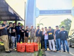 Relasi Bagikan ratusan Takjil di Perbatasan Gowa-Takalar