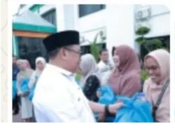 Di Penghujung Bulan Ramadhan Bupati Takalar Bagi 1000 Paket Lebaran