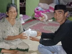 Pemerintah Kec. pattallassang dor to dor bagikan takjil pada warga miskin ekstrim