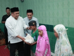 Bupati Takalar Daeng Manye Serahkan 42 Paket Ramadhan untuk Siswa SD dan SMP di Kecamatan Laikang