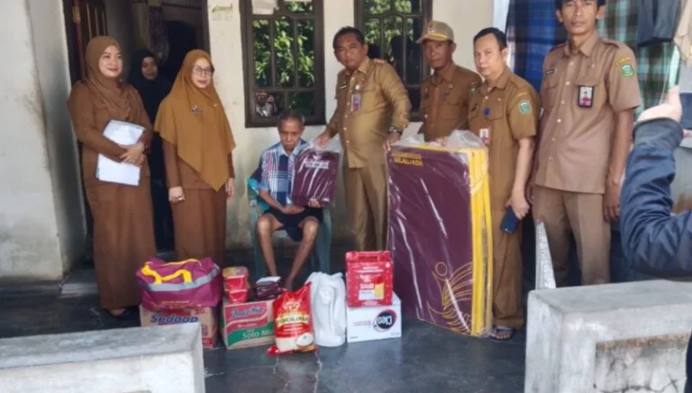 implementasi Atas Arahan Bupati Takalar,kadis sosial dan PMD Turun langsung Bantu warga Stroke
