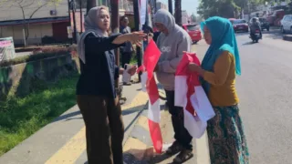 Diskominfo Takalar dan Jajaran Pasang Umbul-Umbul, Semarakkan HUT ke-81 Kemerdekaan RI di Sepanjang Jalan Poros