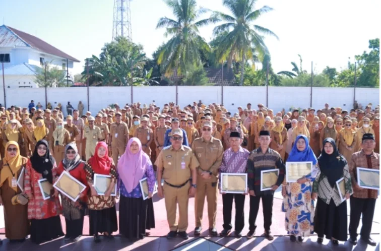 Bupati Takalar Pimpin Apel Gabungan, Tekankan Disiplin ASN dan Serahkan Penghargaan Purna Bakti
