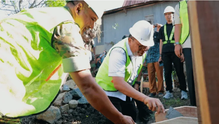 Bupati Takalar Daeng Manye Laksanakan Peletakan Batu Pertama Rumah Layak Huni, Bukti Nyata Kepedulian Pemerintah kepada Warga