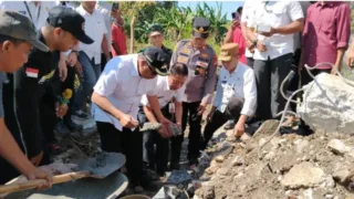 Bupati Takalar Letakkan Batu Pertama Irigasi di Bontokadatto, Warga Kompak Teriak “OPPOKI!”