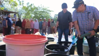 Bupati Takalar Daeng Manye Turun Langsung Distribusikan Air Bersih di Kecamatan Laikang