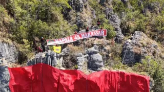 BUKAN DI LAPANGAN, MAPALA 45 BENTANGKAN MERAH PUTIH 25 X 15 METER DI TEBING KM 5 TANA TORAJA