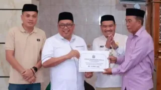 Safari Jumat di Banyuanyara Takalar, Daeng Manye Serahkan Bantuan untuk Masjid dan Pekuburan Desa