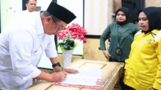 Bupati Daeng Manye Serahkan Bantuan Parpol Takalar Rp1,1 Miliar