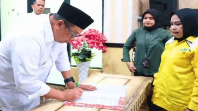 Bupati Daeng Manye Serahkan Bantuan Parpol Takalar Rp1,1 Miliar